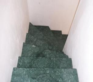 escalier en marbre vert du guatemala à Florenville (Belgique)
