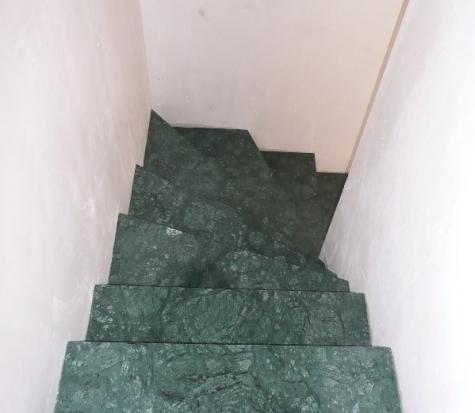 escalier en marbre vert du guatemala à Florenville (Belgique)